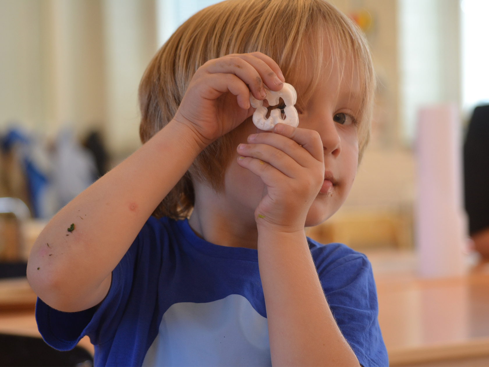 Ett förskole barn som leker
