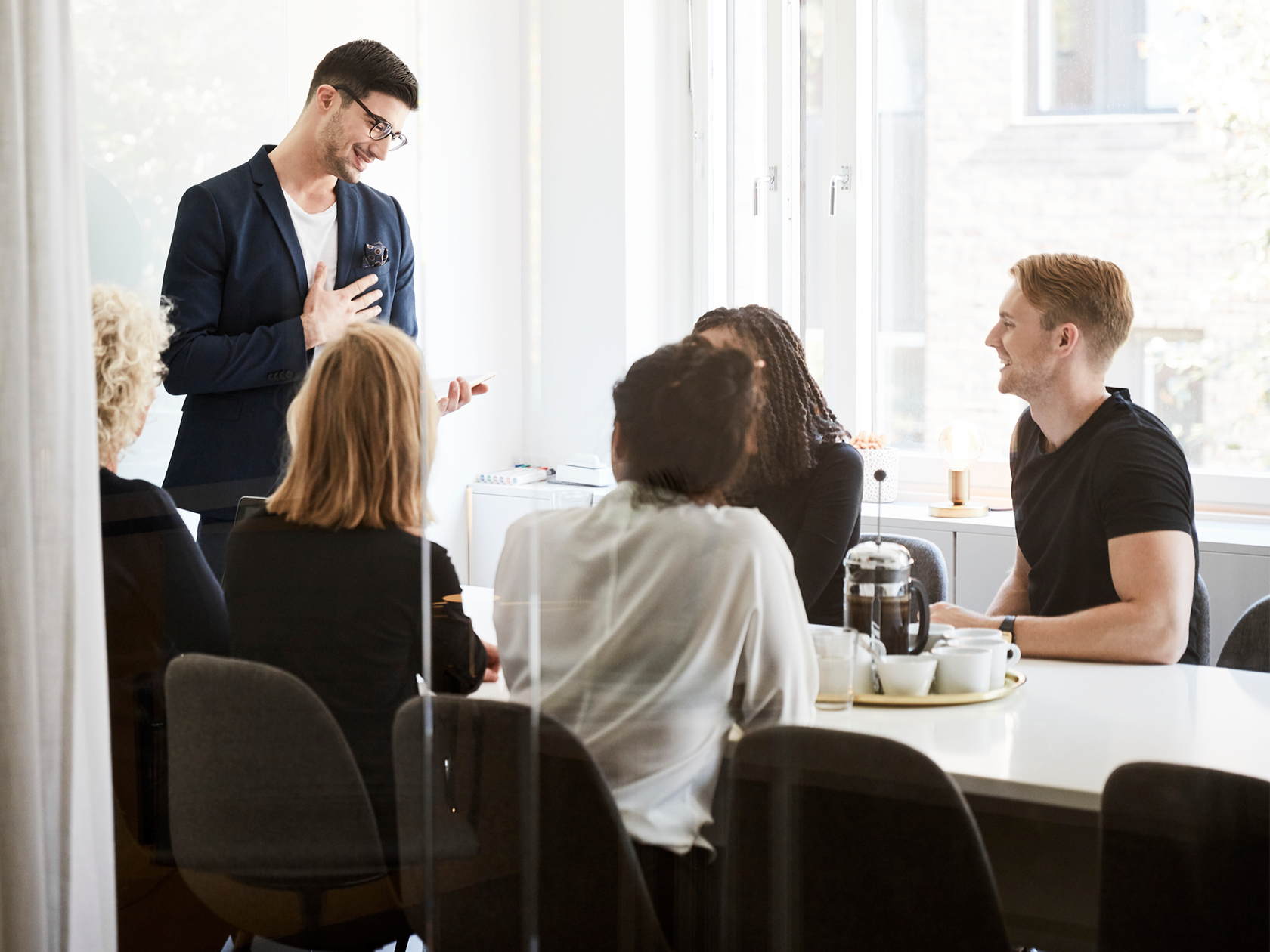 Vuxen person som presenterar i ett möte
