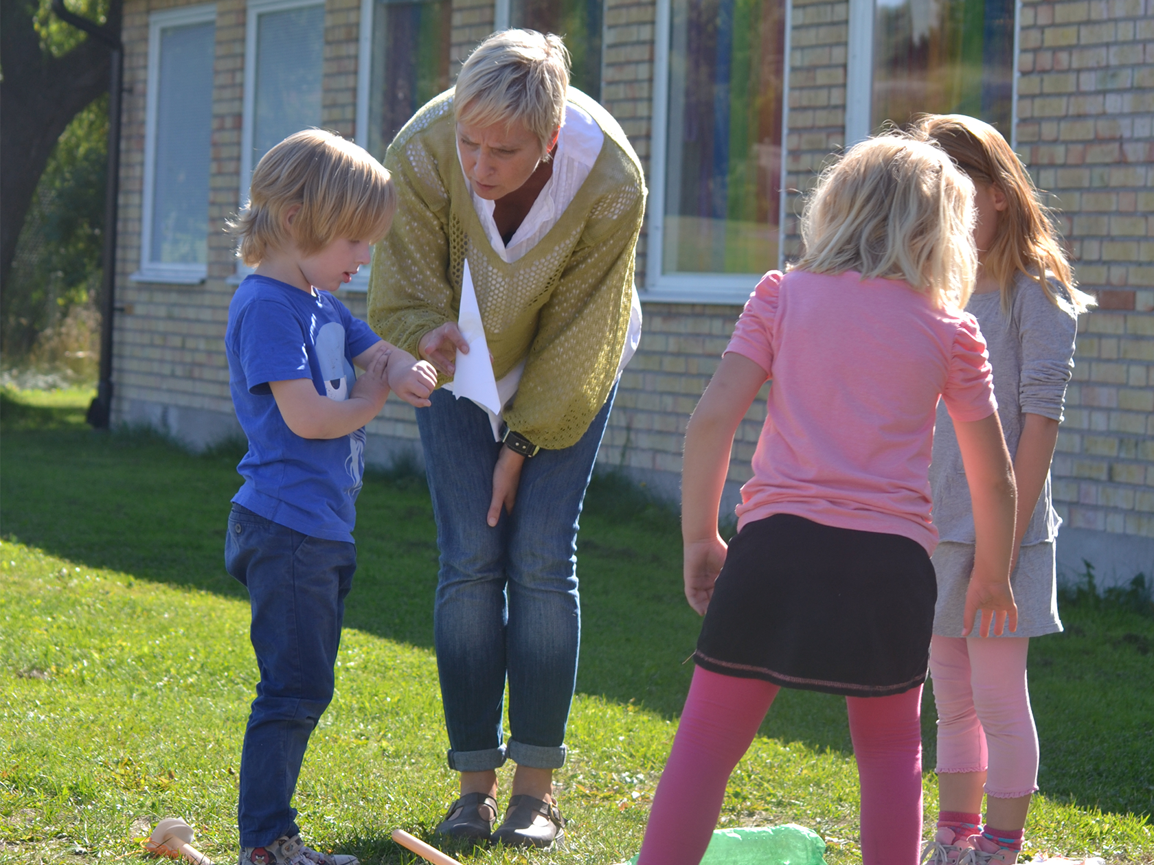 Lärare hjälper ung elev