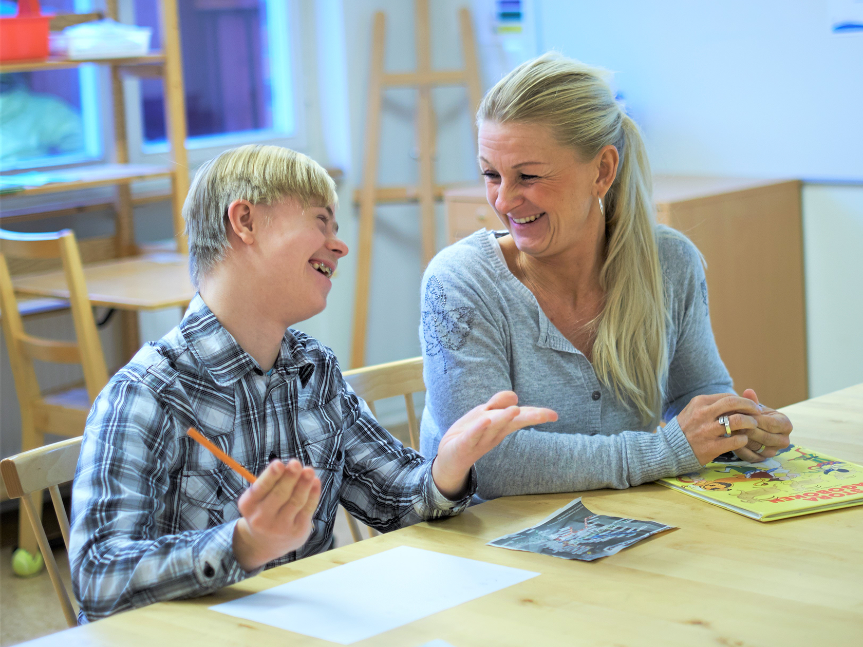 Elev och lärare inom den anpassade skolan