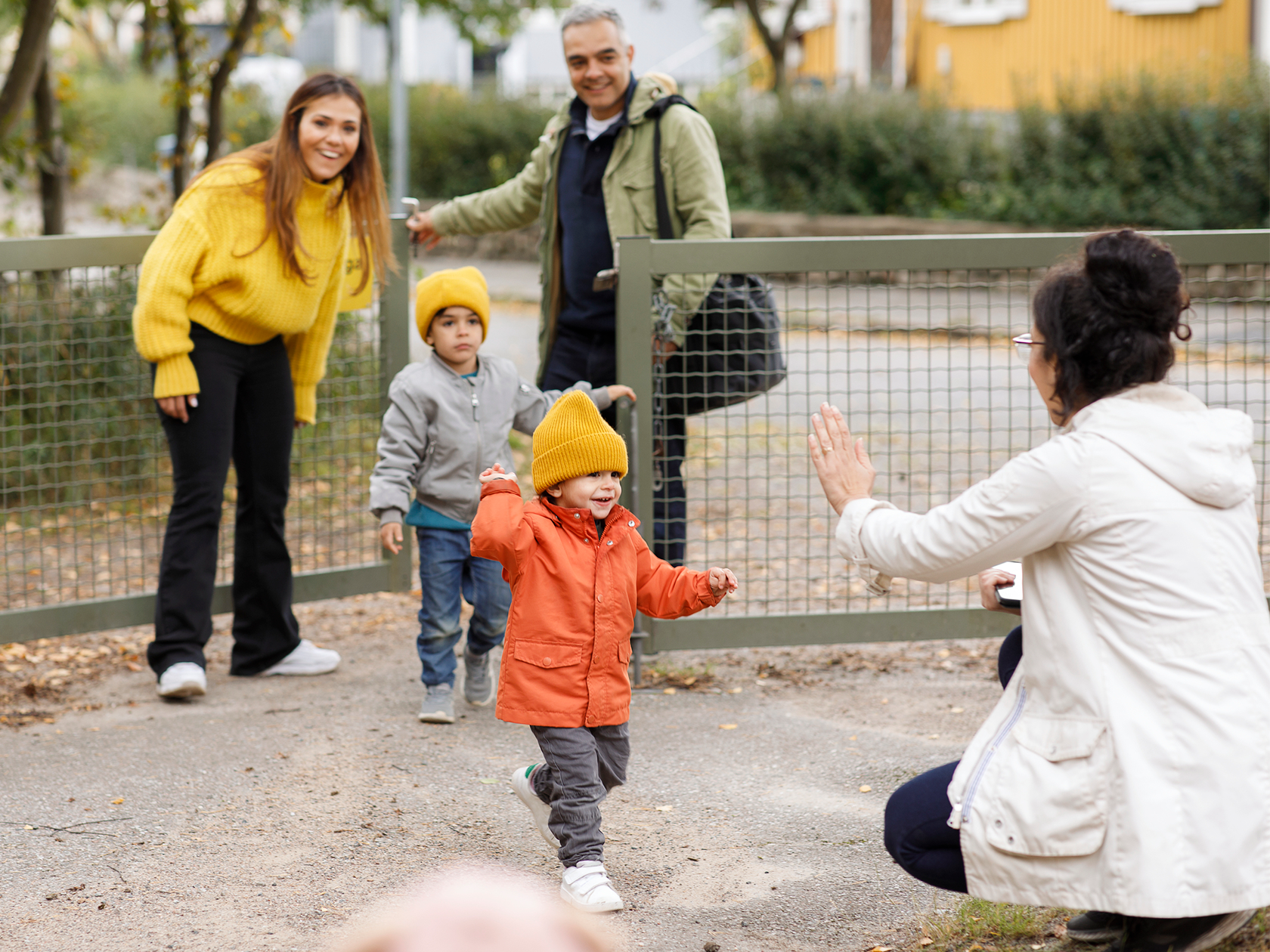 Ungt förskole barn som gör möter lärare