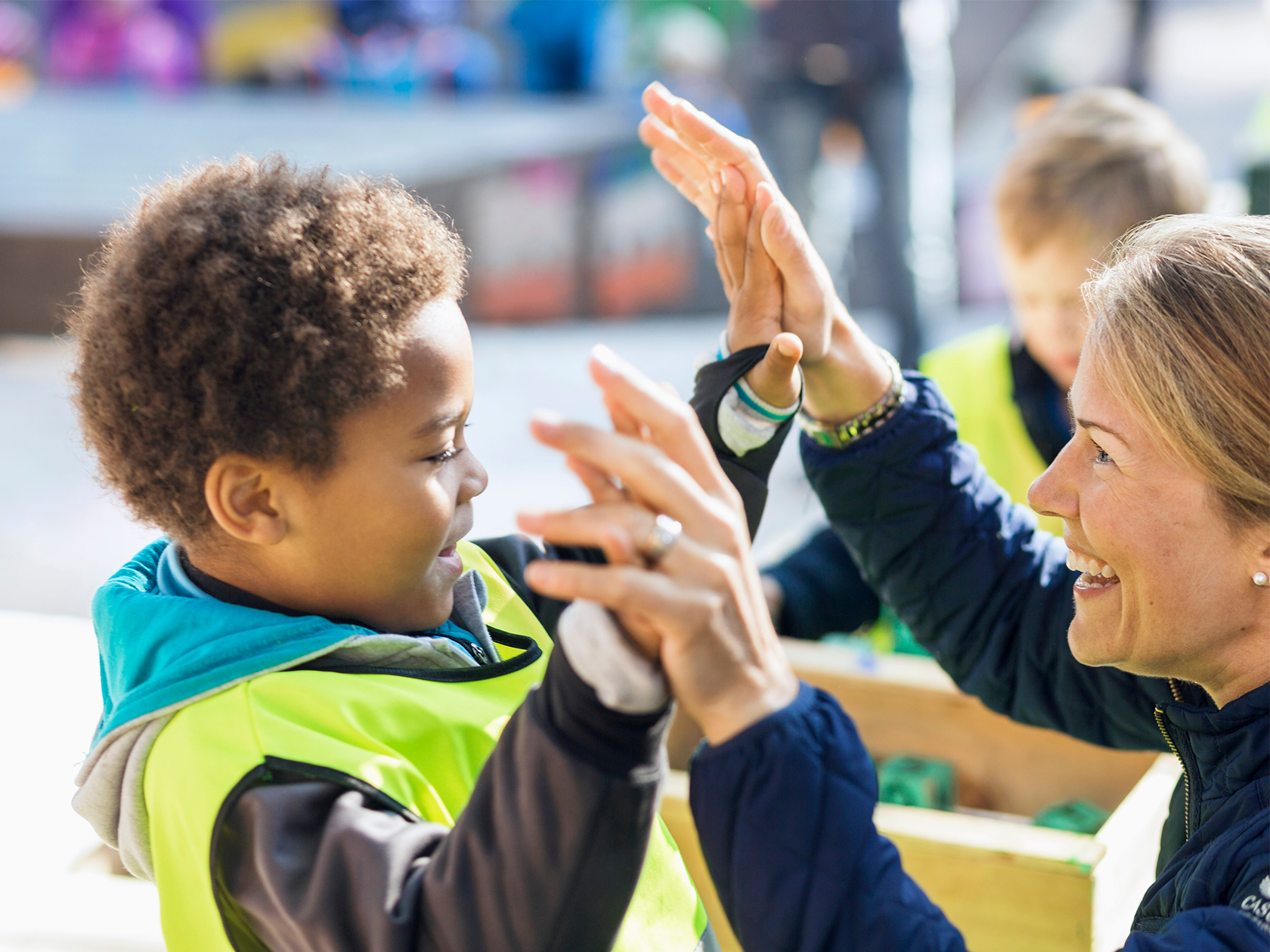 Lärare och förskolebarn leker