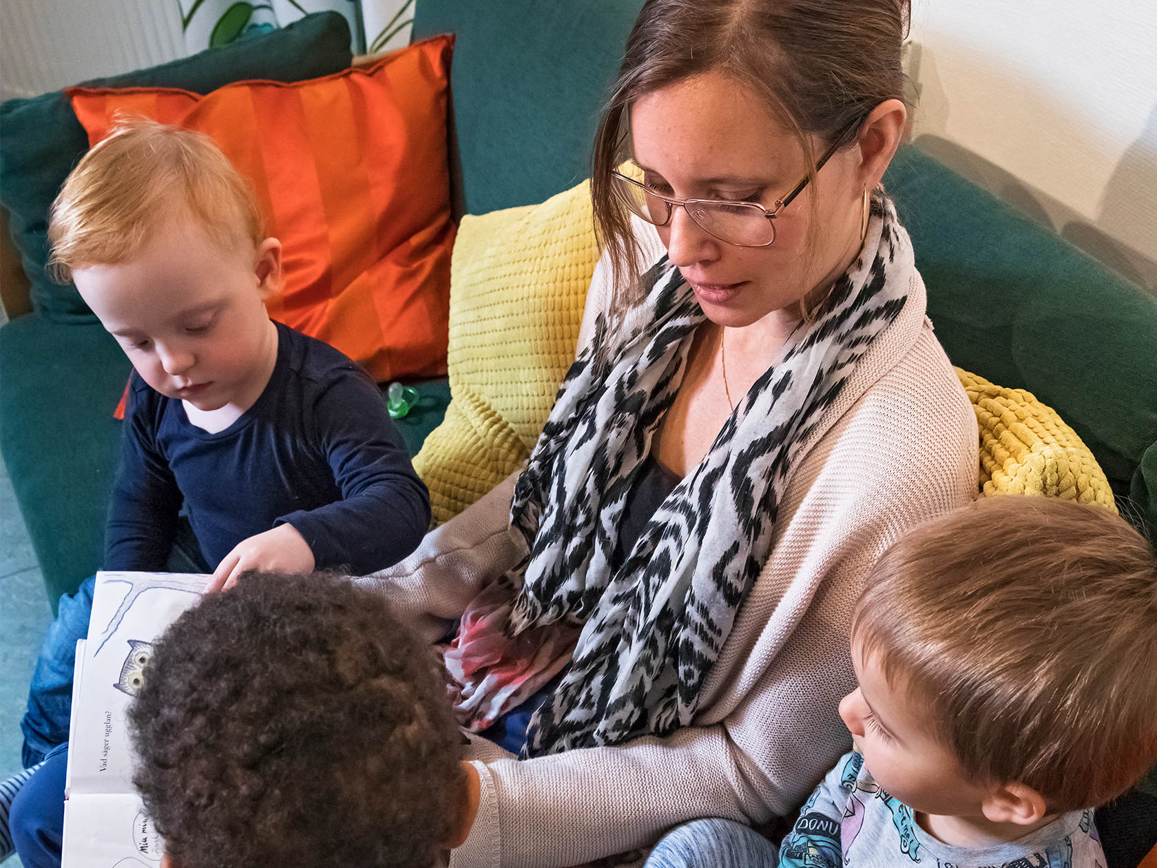 Lärare läser för förskolebarn