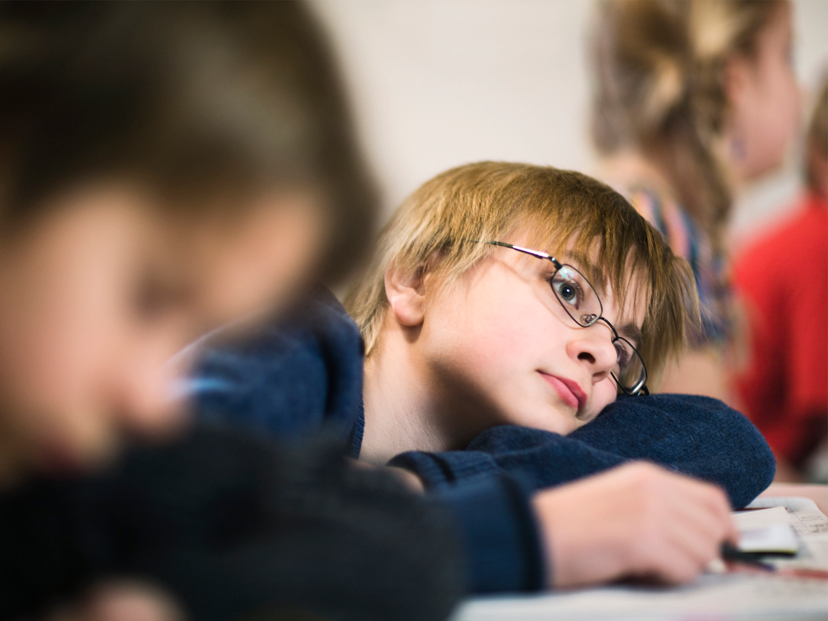 Elev vilar huvudet mot skrivbordet