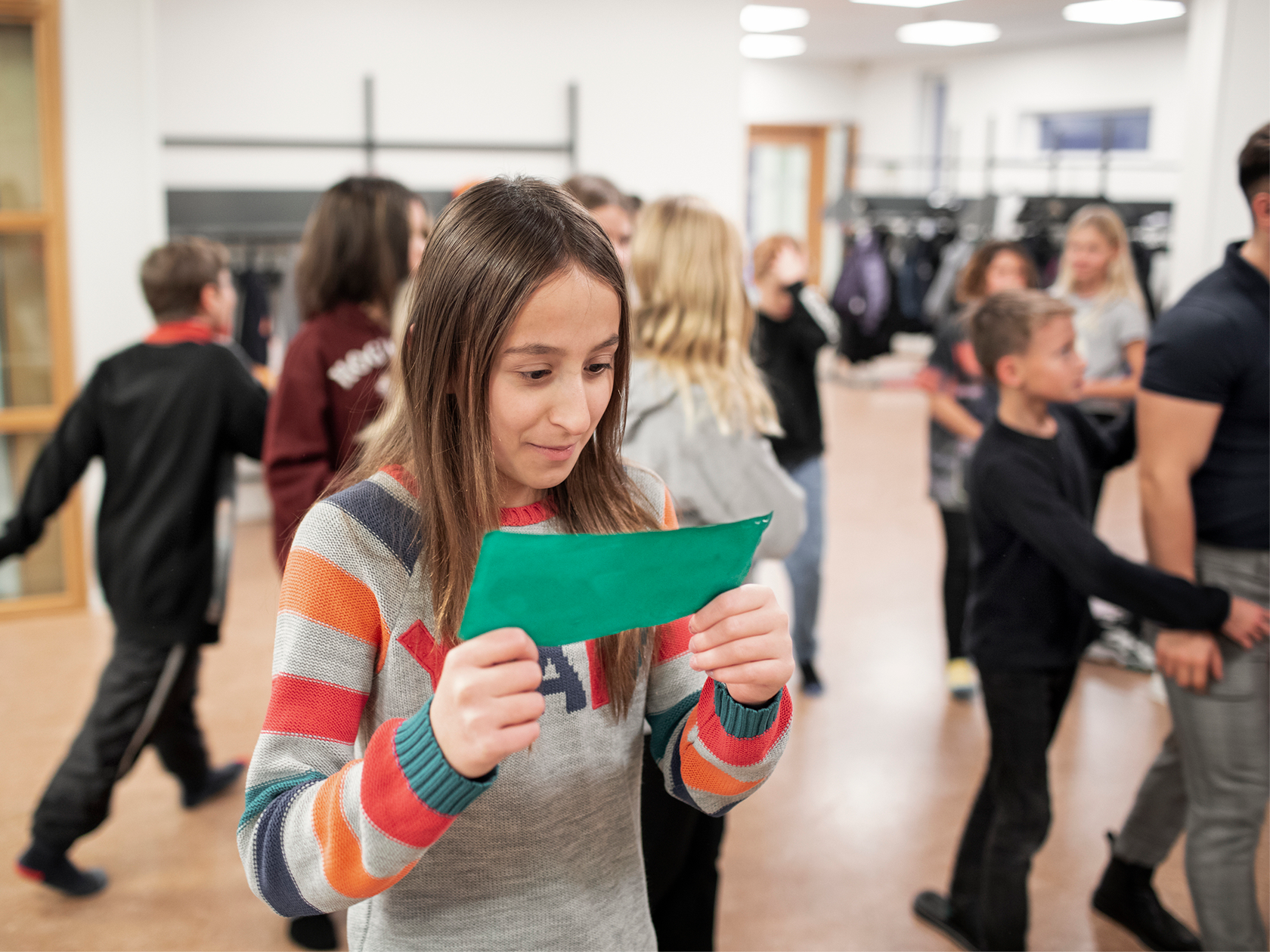 Elev läser ett papper i skolkorridor