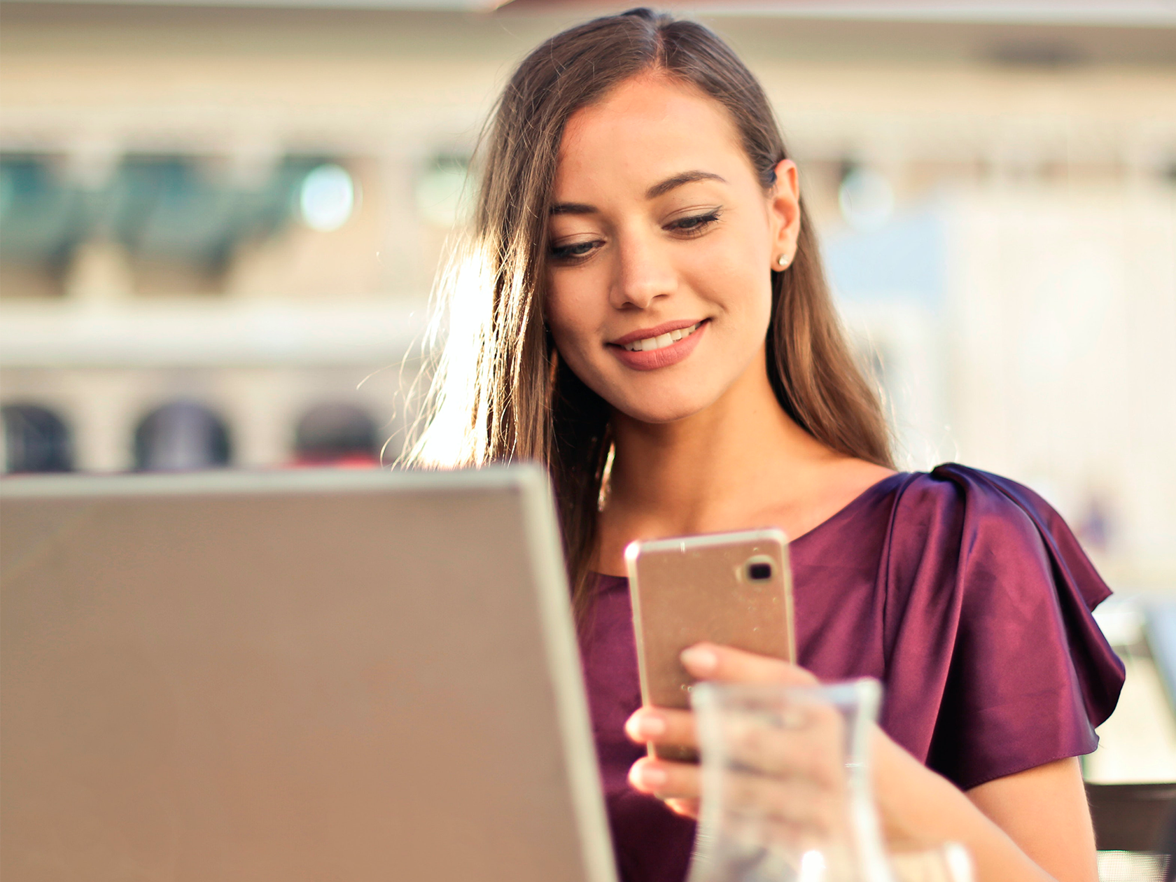 Ungdom som jobbar vid datorn