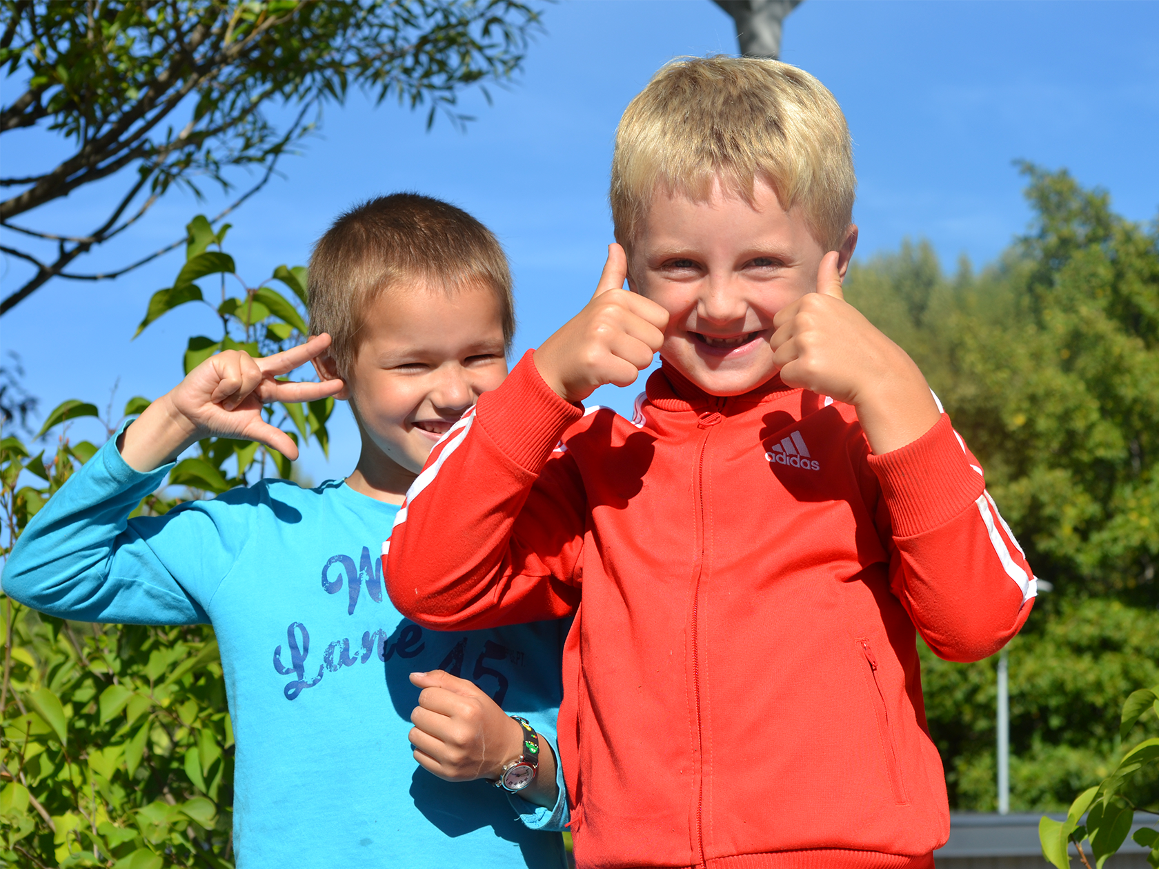 Förskolebarn som är glada