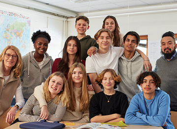 Elever som ler i en bild tillsammans