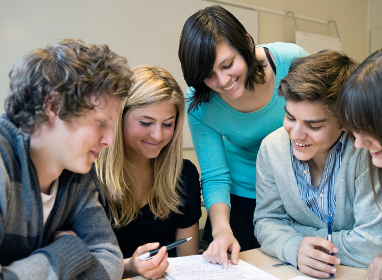 gymnasielev som hjälper andra gymnasielever