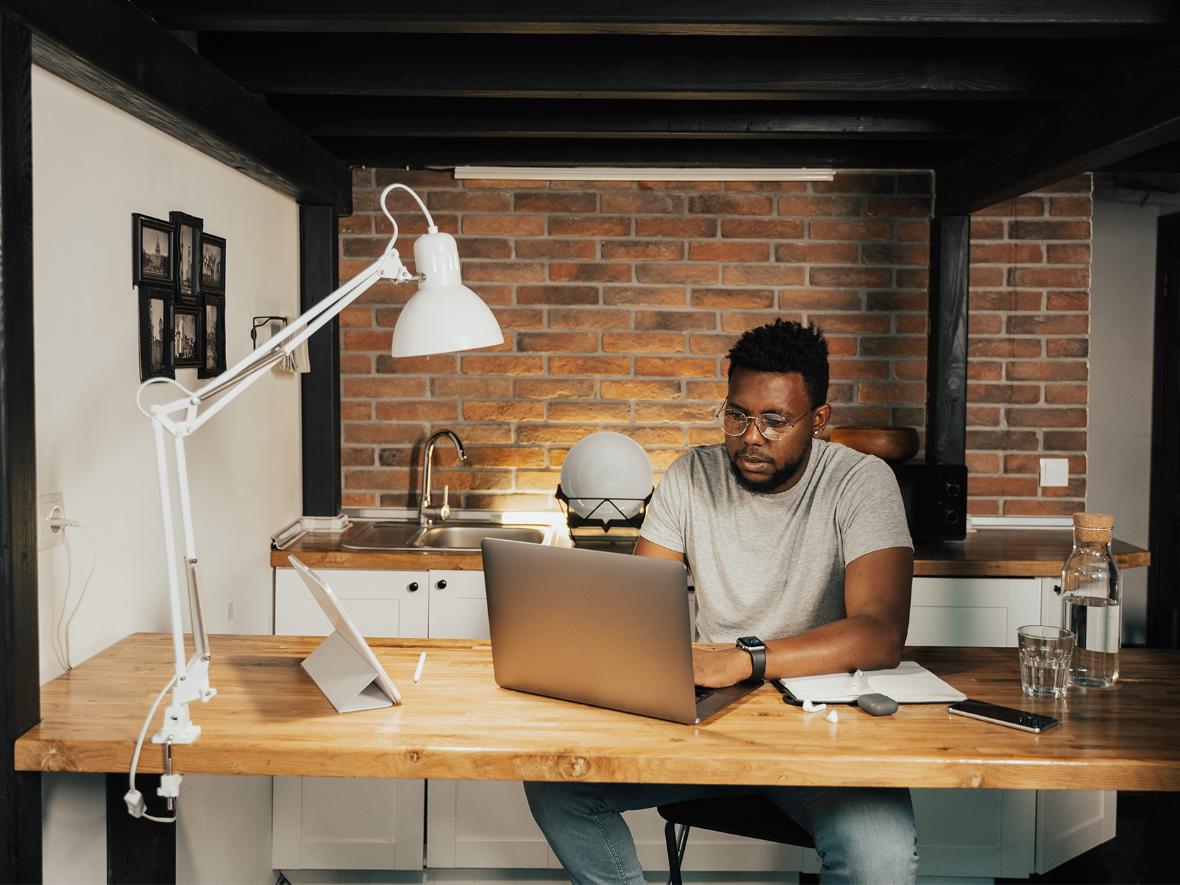 Vuxen sitter och pluggar vid dator