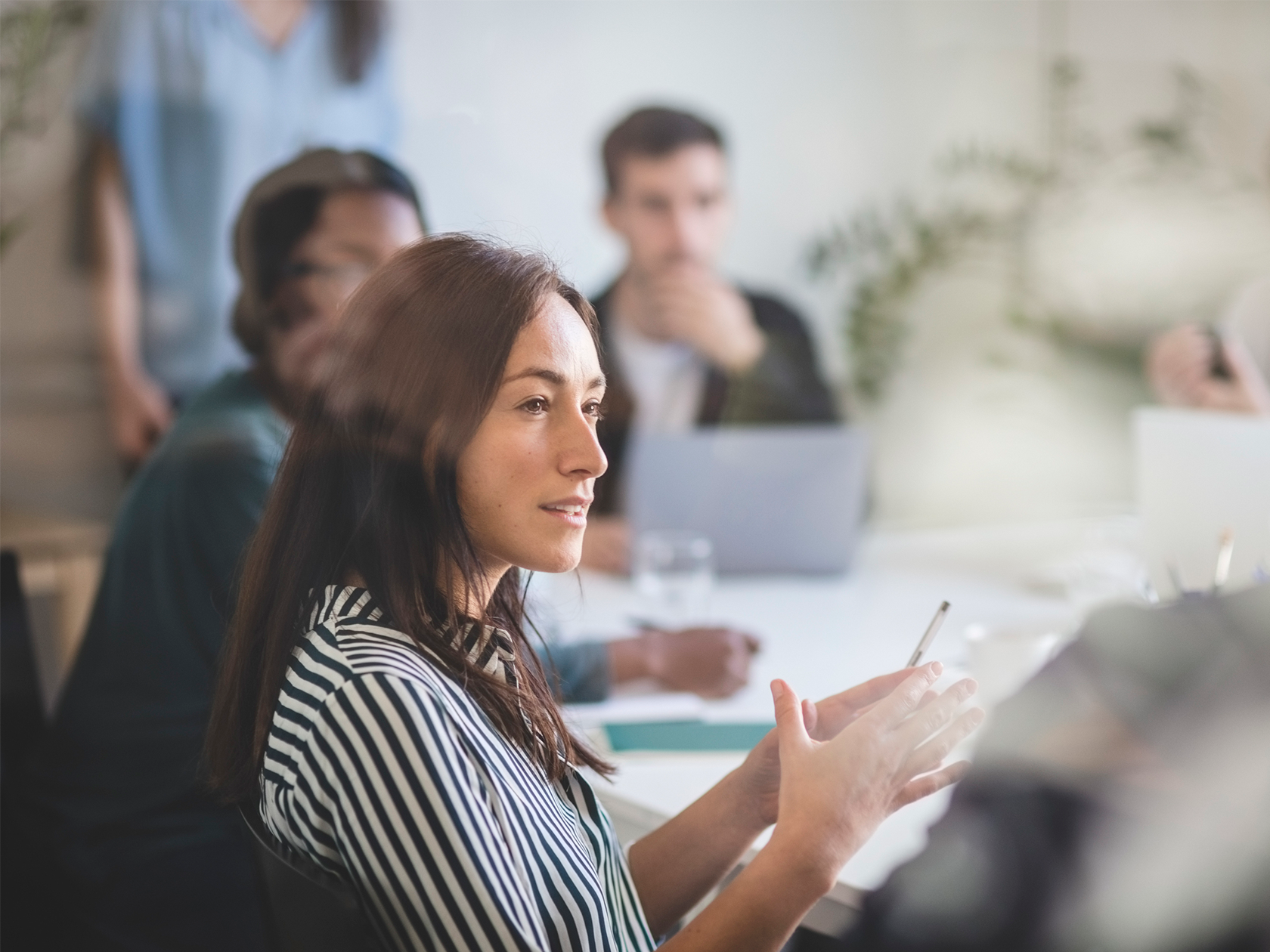 Bild på en kvinnlig rektor i möte