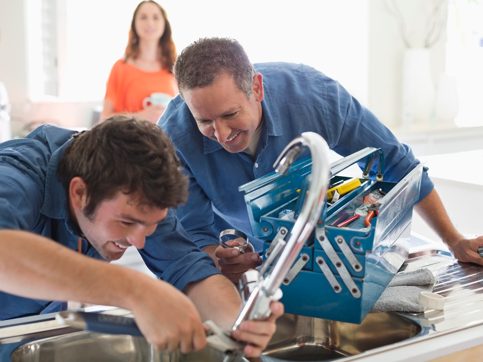 Två män som arbetar med verktyg 