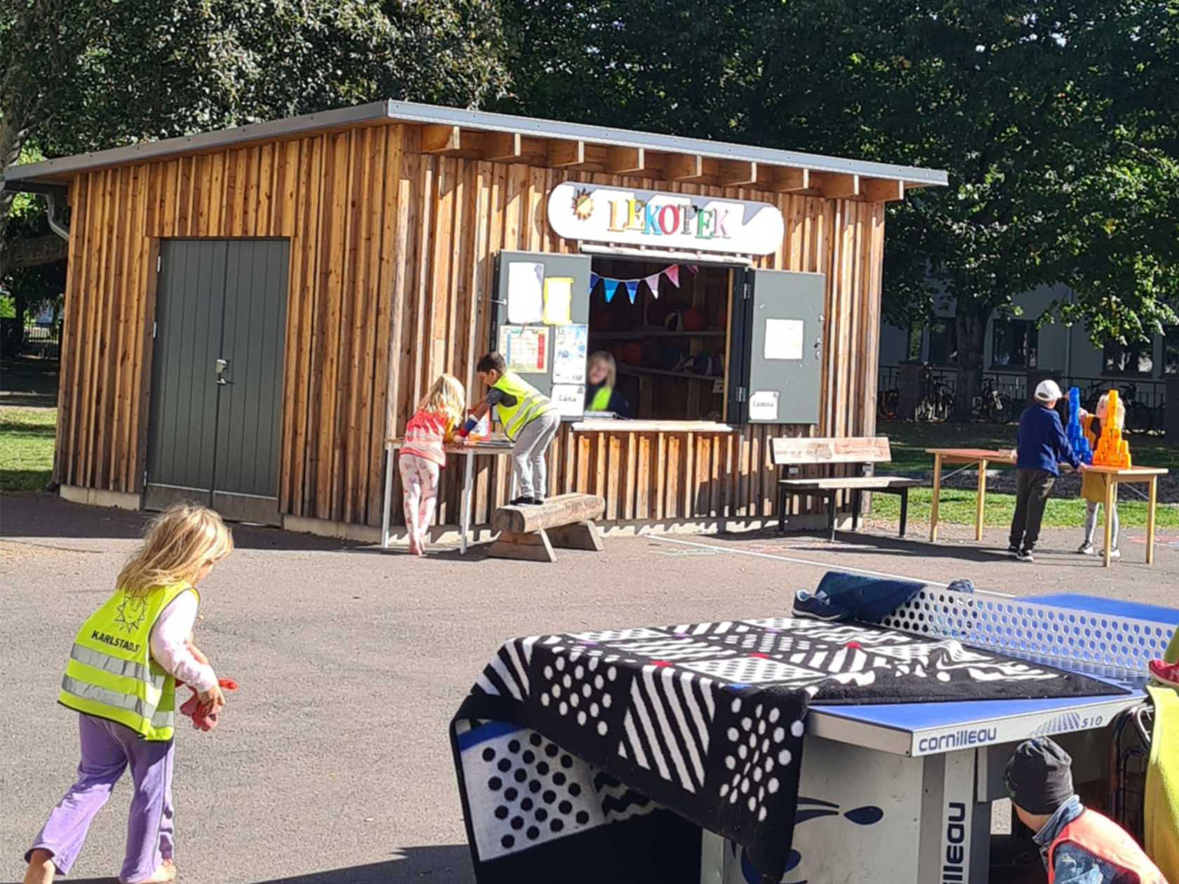 Fritidsbarn som leker utomhus