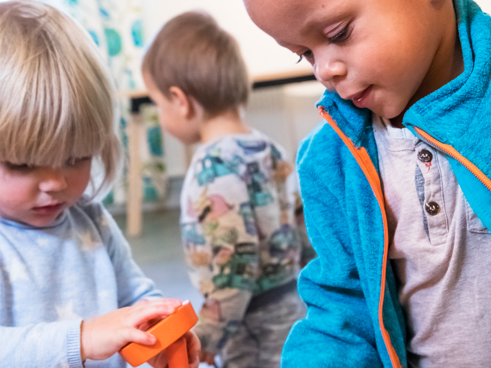 Förskolebarn som leker tillsammans 