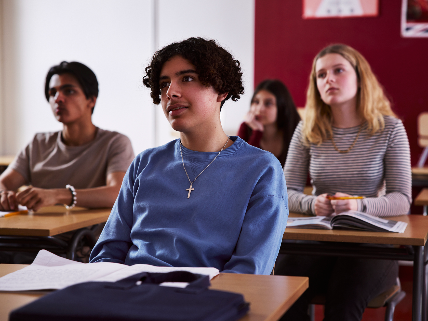 Elever som sitter i ett klassrum och lyssnar