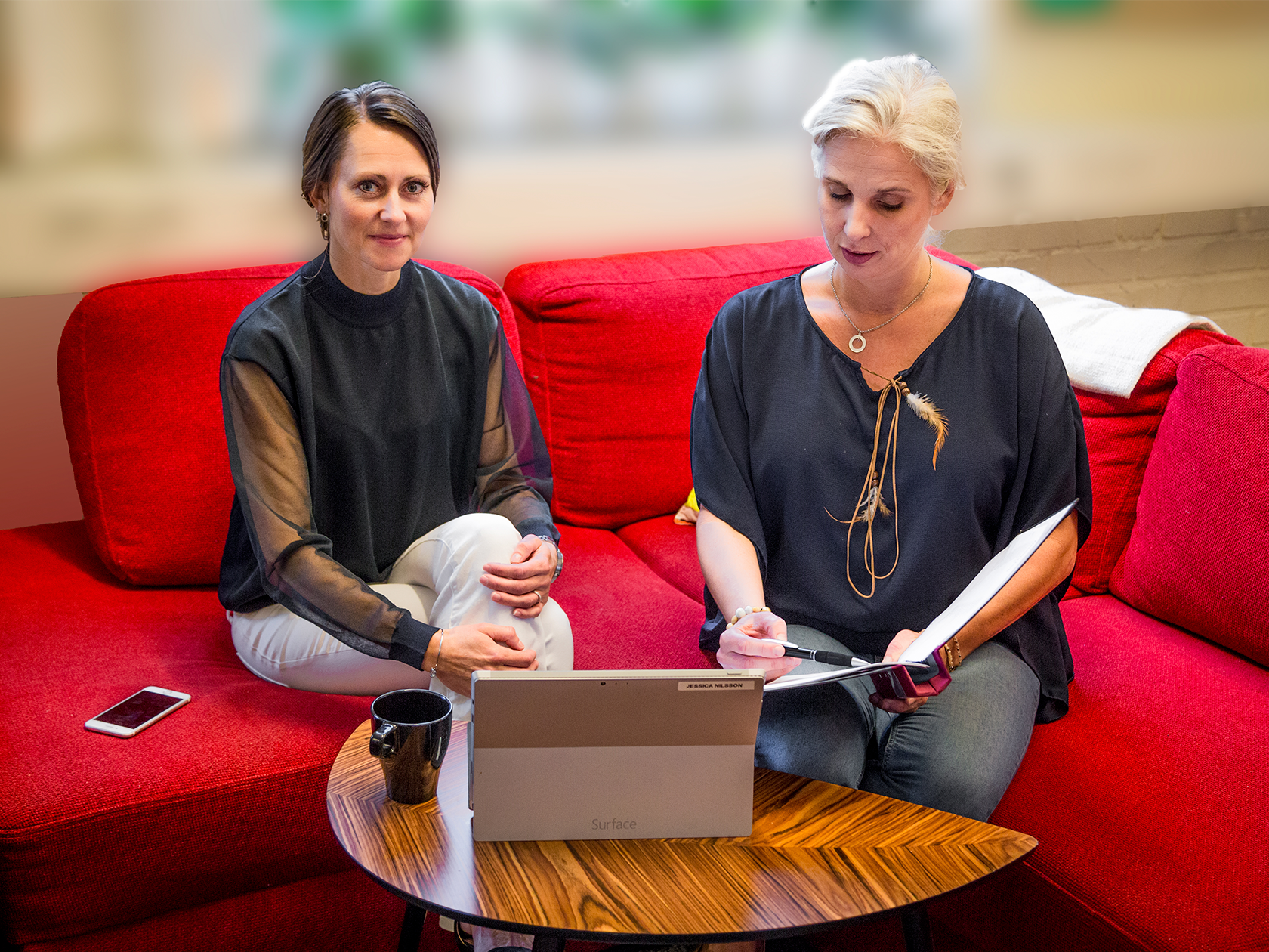 Två lärare som sitter i en sova och arbetar