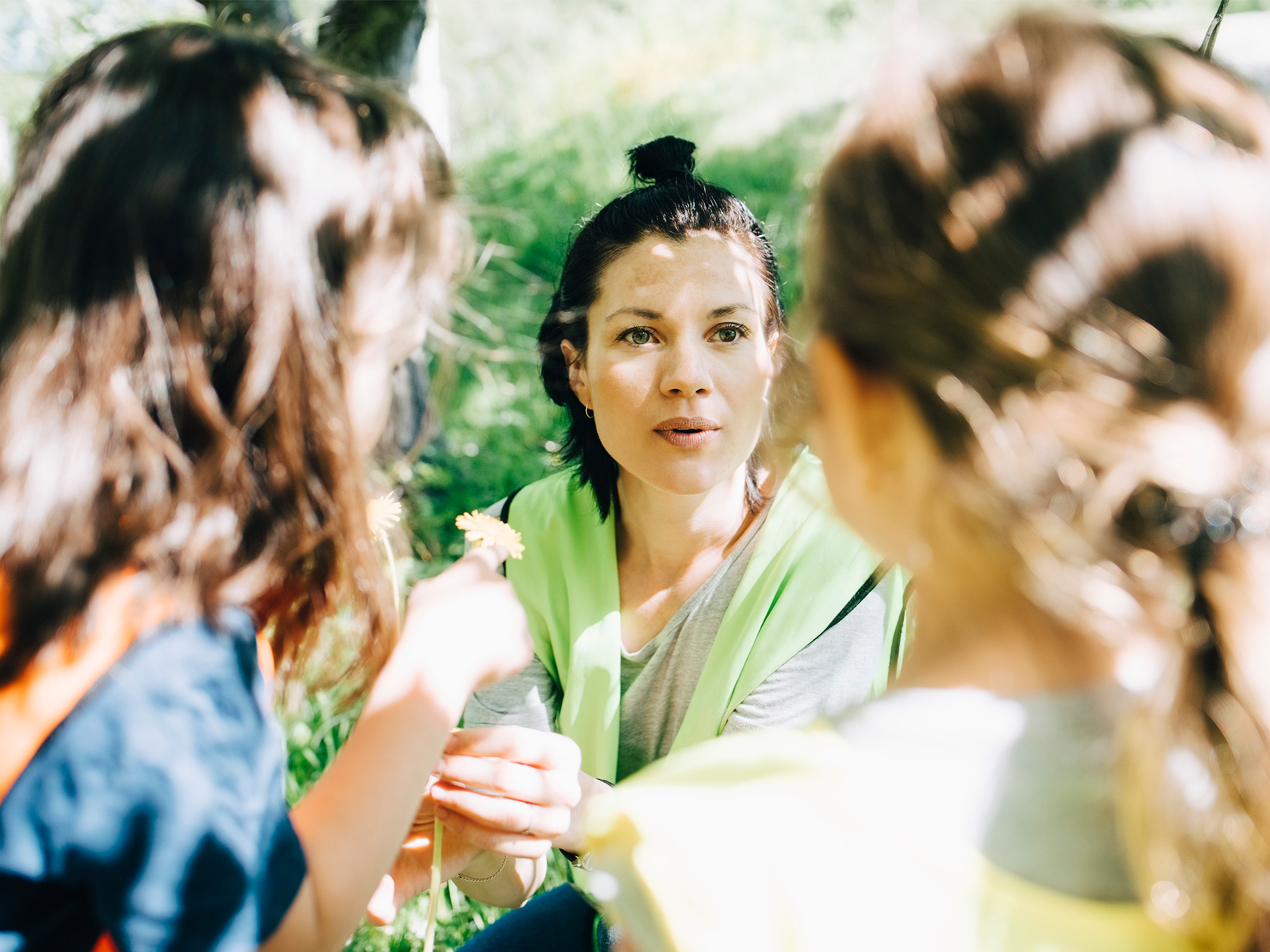 Pedagog som pratar med två barn