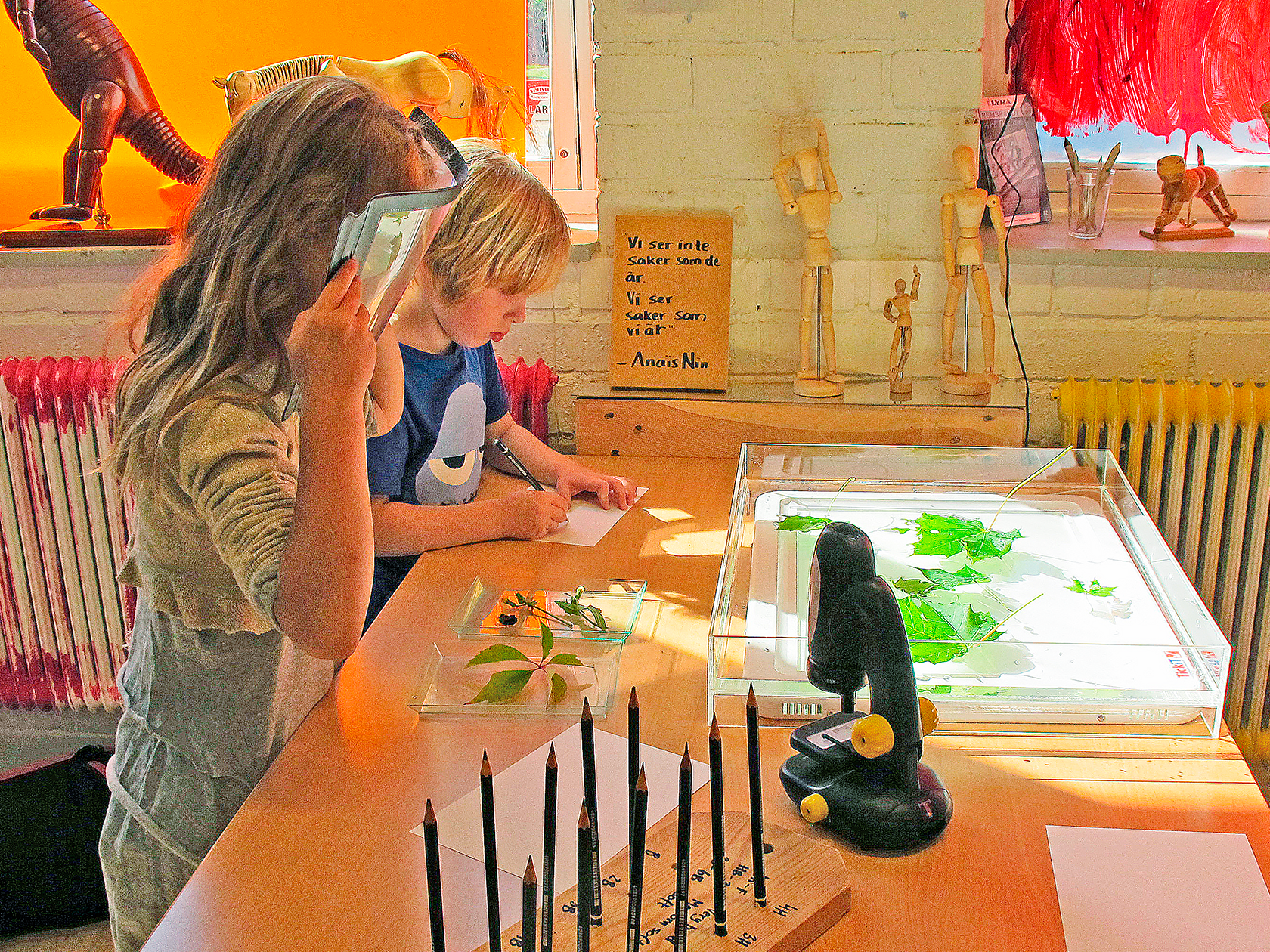 Elever som jobbar med projekt