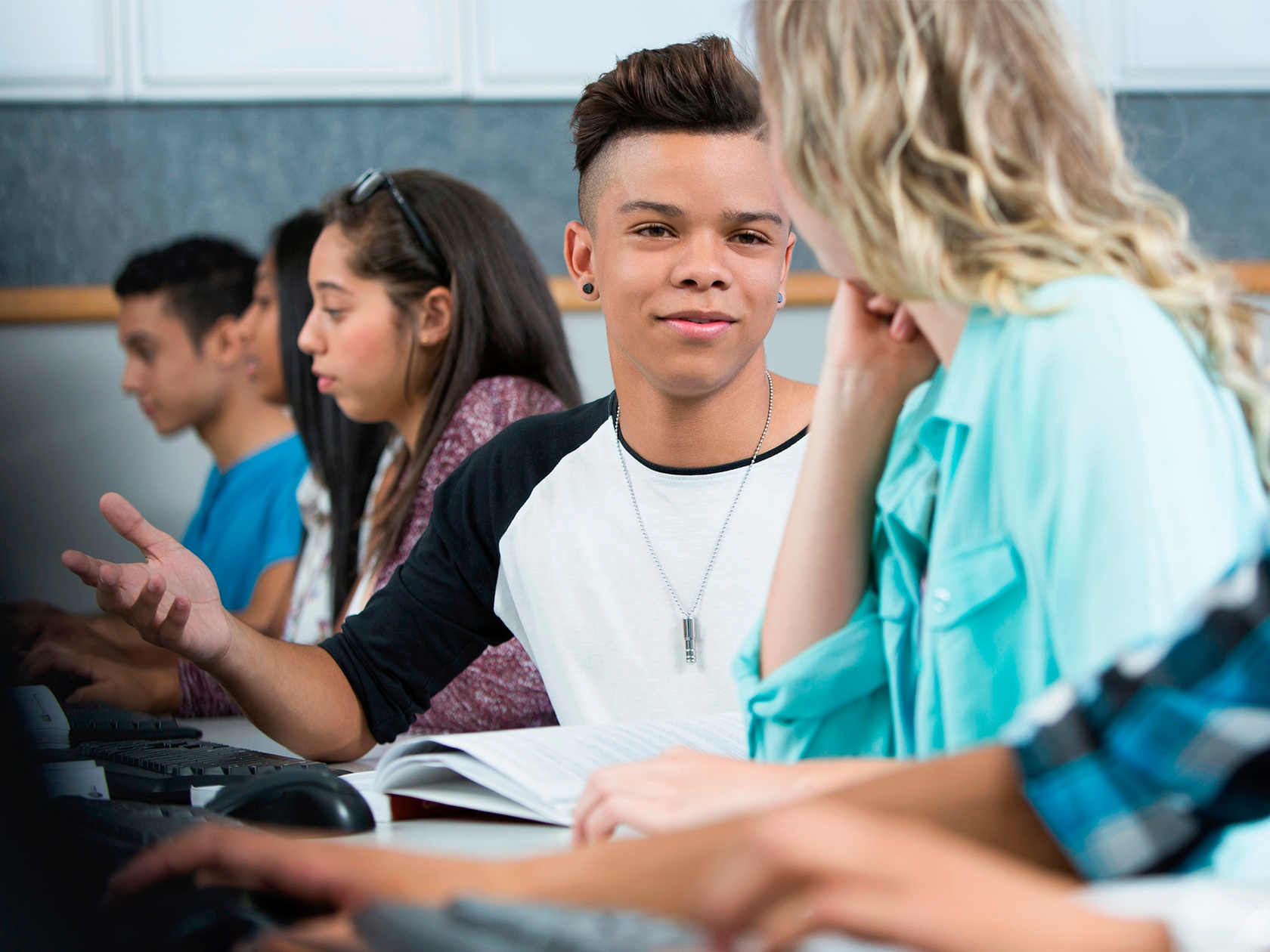 Elev som pratar med en annan elev