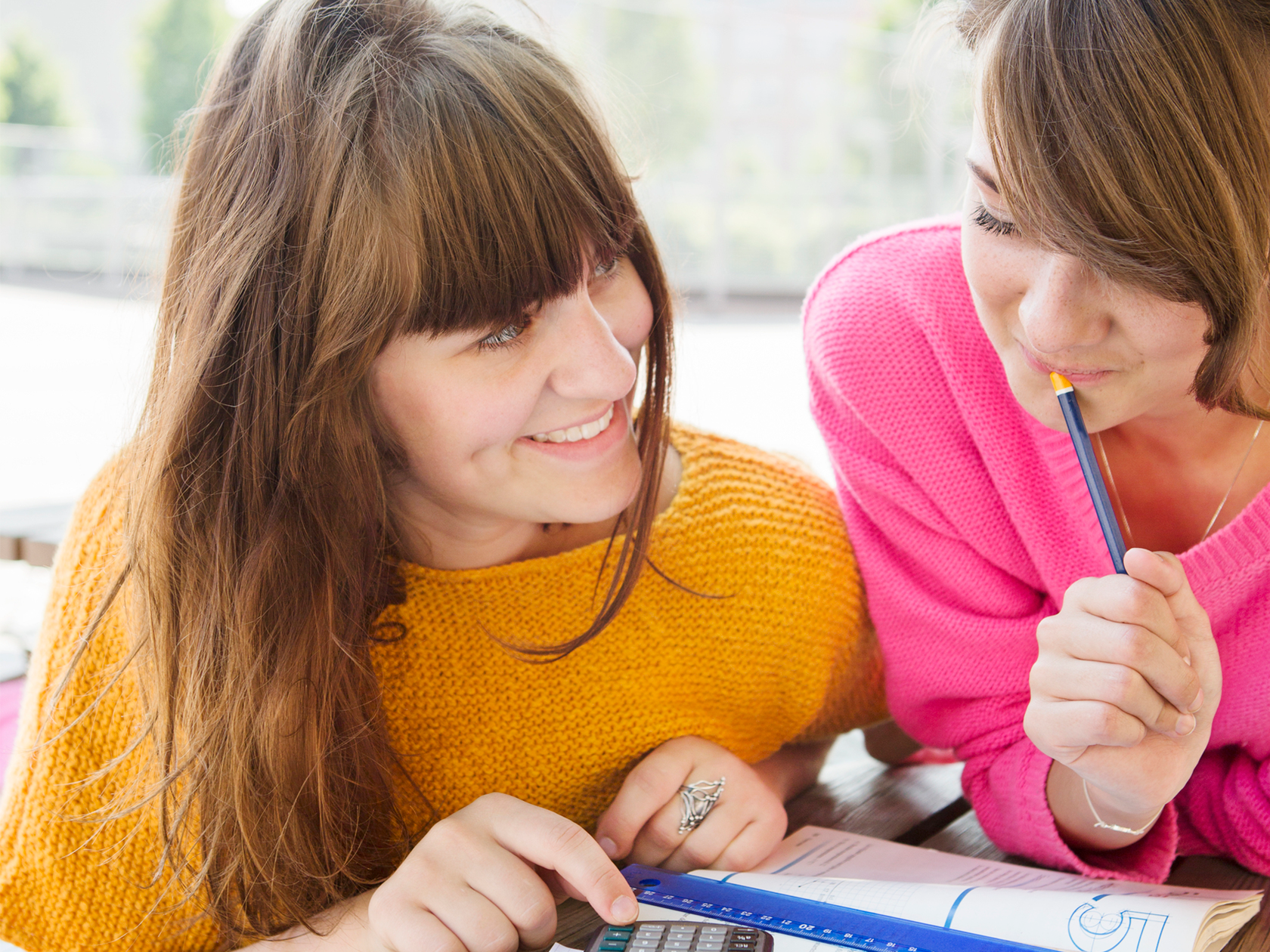 Lärare visar elev matematik