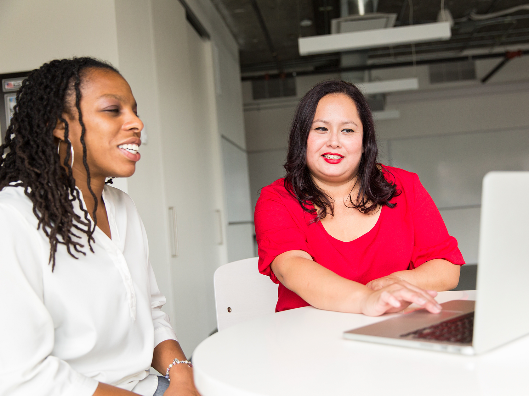 Lärare visar nåt på datorn till en annan lärare