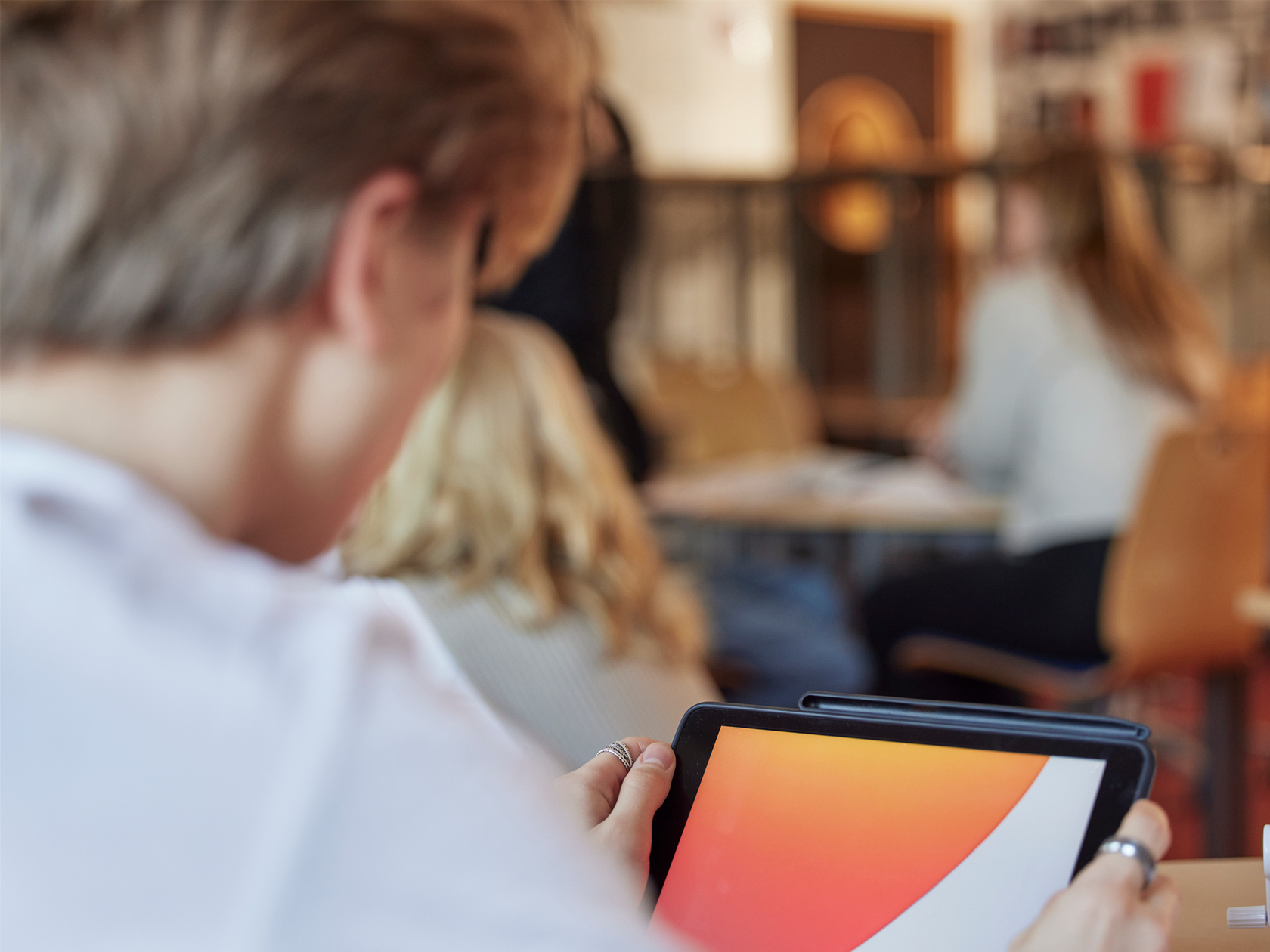 Elev som använder Ipad för språkutveckling