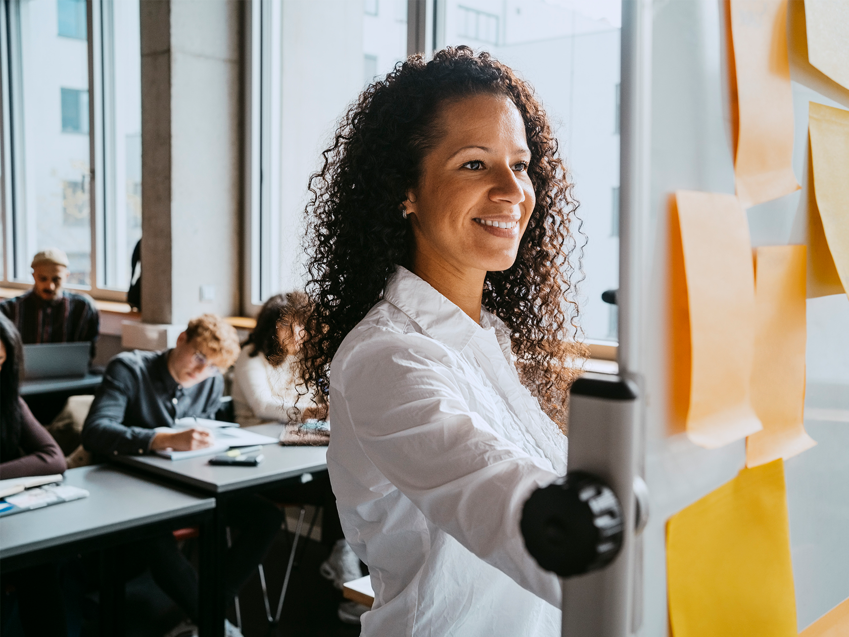 En lärare står vid en tavla